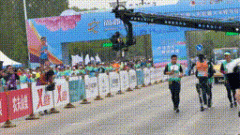 股票模拟交易 冲线！“天工”夺得全球首个人形机器人半马冠军